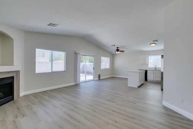 Building Photo - Stunning 3 bedroom, 2 bathroom house locat...