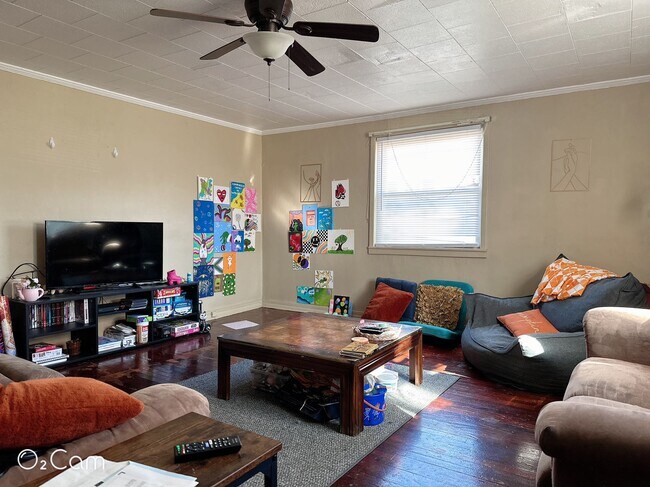 Living room - 2320 W Euclid Ave