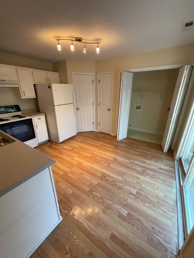 Building Photo - Charming 2 Bedroom, 2.5 Bath Townhome - 40...