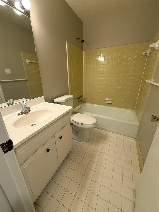 612 Breckenridge #3 Baño - Plymouth Village Apartments