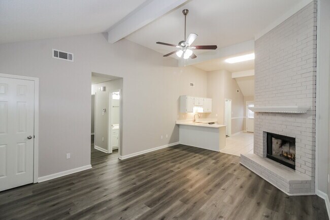 Foto del edificio - 6451 Oak Hurst Cove