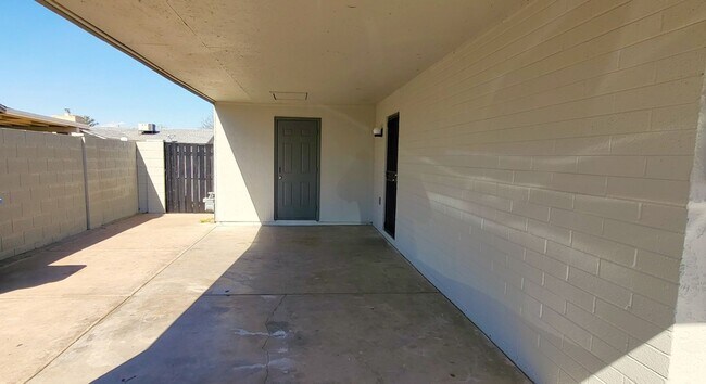 Building Photo - CHARMING GEM ON THE WEST SIDE!!!