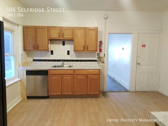 Building Photo - 506 Selfridge St