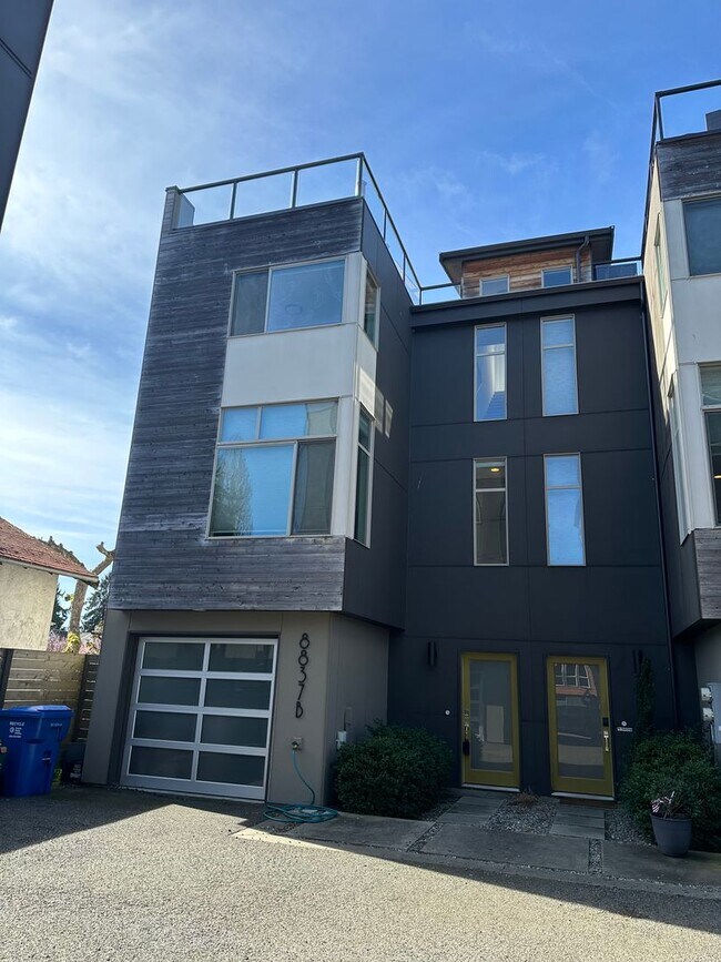 Foto del edificio - Location! Location! Modern 3 bed, 2.5 bath, Townhome near Greenlake!