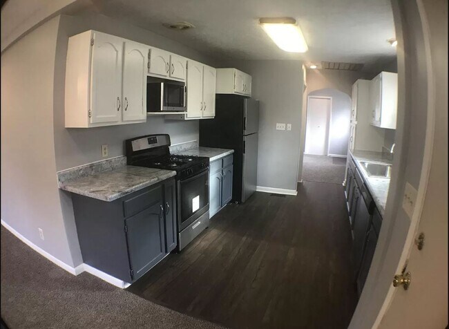 Building Photo - Awesome 3 Bedroom!
