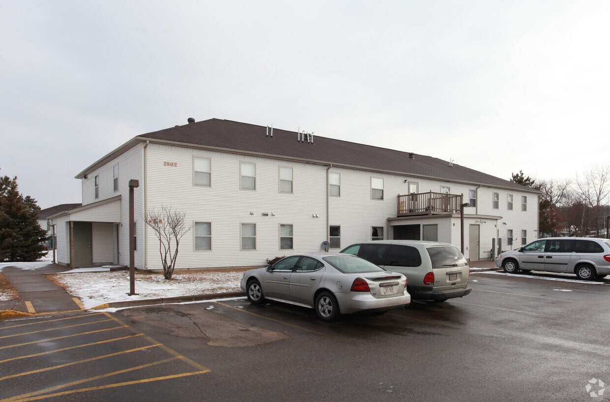 2502 Harvey Dr, Menomonie, WI 54751 Apartments in Menomonie, WI