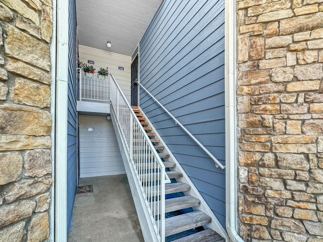 Foto del edificio - Charming 2-Bedroom Condo in Prime Location - Woodside Village