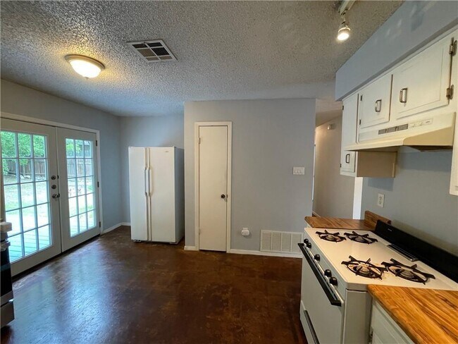 Building Photo - 7712 Elderberry Dr