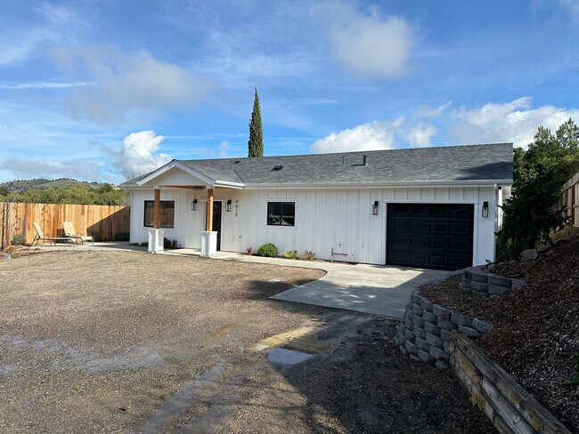 Foto del edificio - Brand New Beautiful private home, all util...