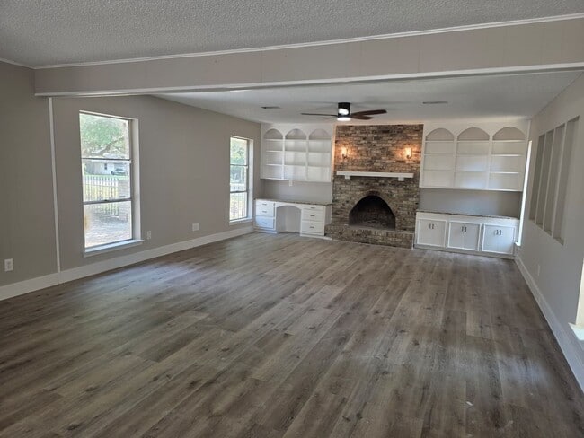 Foto del edificio - Charming 3-Bedroom Home on Spacious Lot Ne...