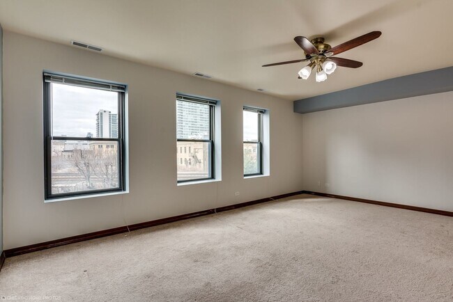 Foto del edificio - 645 W Grand Ave