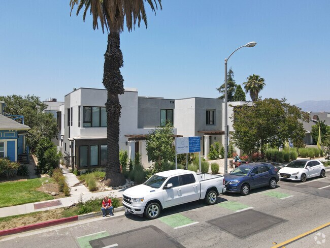 Apartamentos - 715-725 S Marengo Ave