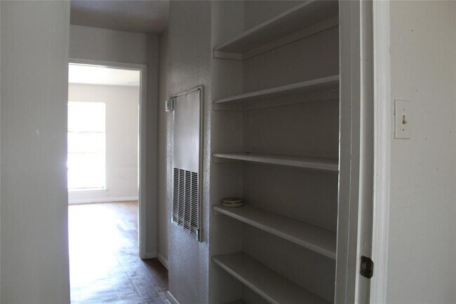 Building Photo - 11000 Kinghurst Dr