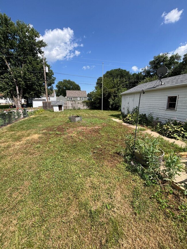 Building Photo - Beautiful 2 bedroom 1 bath