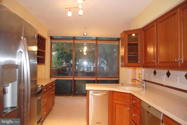 Foto del edificio - 5906 Maplewood Park Pl