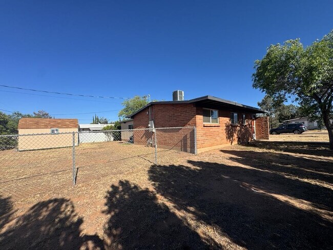 Foto del edificio - 4501 Pine Tree Dr