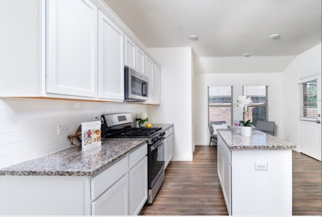 Building Photo - 1215 Chapel Hill Dr