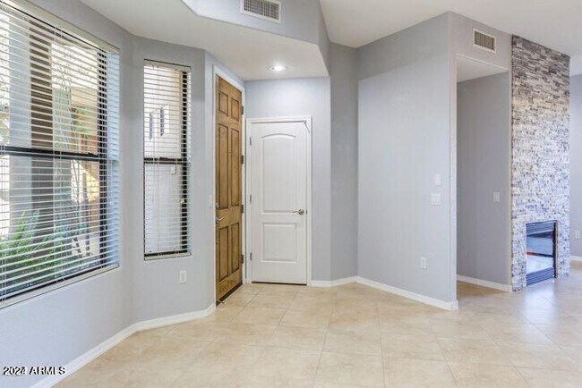 Building Photo - 7027 N Scottsdale Rd