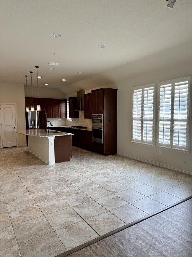 Kitchen - 2501 Temple Dr