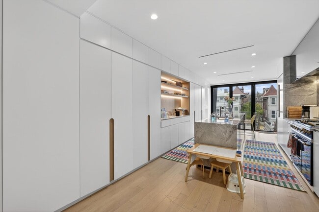 Foto del edificio - Gorgeous Renovated Furnished 3br in Mt Pleasant for Seasonal Lease