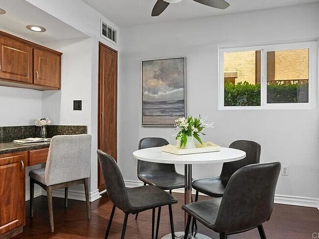 Foto del edificio - 3945 Nobel Dr