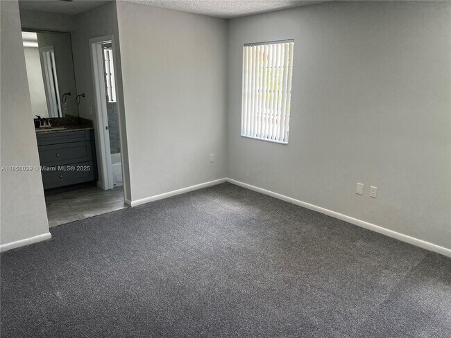 Building Photo - 10422 SW 148th Ave Dr