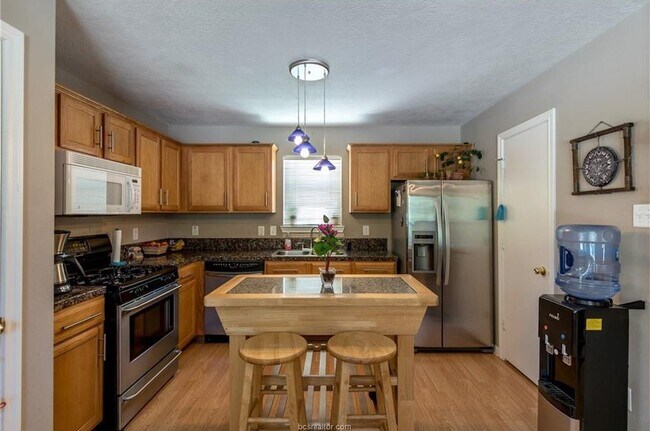 Building Photo - Bryan -3 bedroom /2.5 Bath / 2 car garage ...