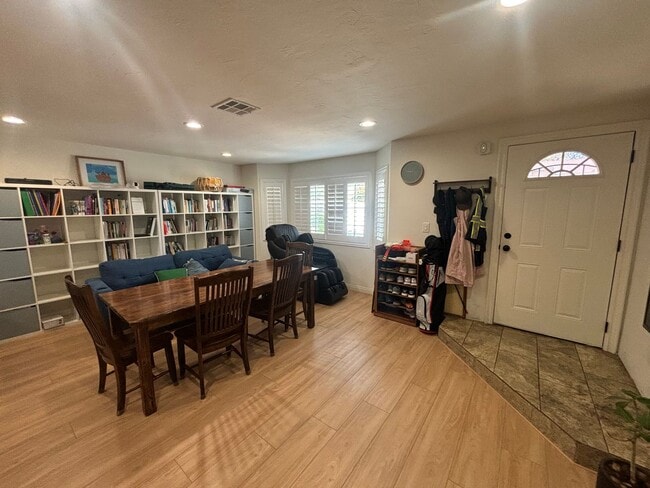Building Photo - 2 Bedroom Towhome for Rent in Sylmar.