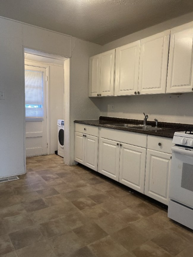 Building Photo - Two Bedroom in Golden in a Quiet Complex