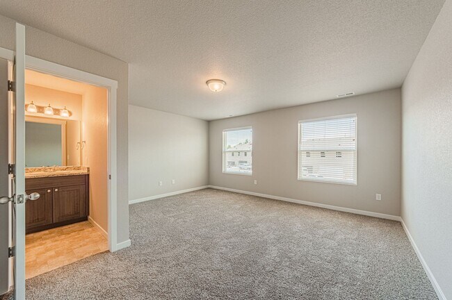 Building Photo - STYLISH 3-BEDROOM TOWNHOME w/ A/C **LIKE N...