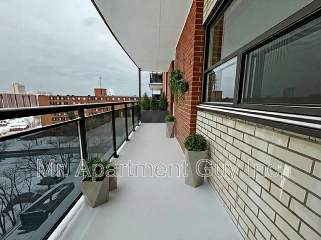 Photo du bâtiment - 45 Paisley Blvd W