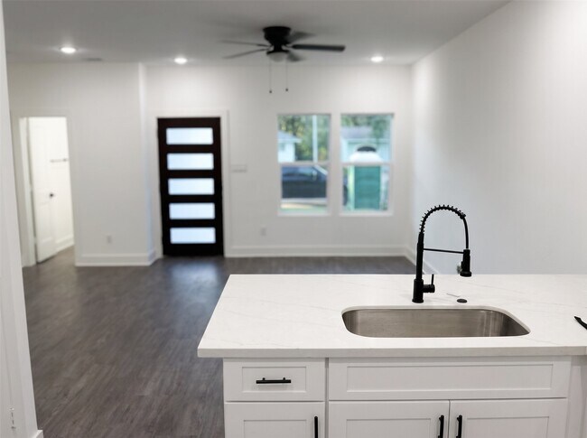 Building Photo - 5838 Beldart St