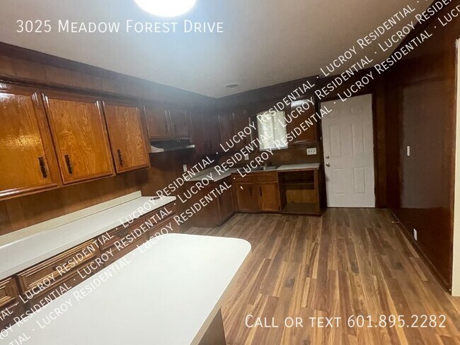 Foto del edificio - Charming 4-Bedroom Home with Spacious Layo...