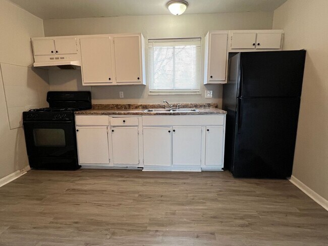 Foto del edificio - East Ridge Apartments - Remodeled 2 bedroom unit w/ Balcony