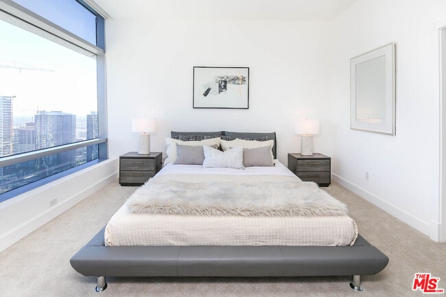 Building Photo - 900 W Olympic Blvd