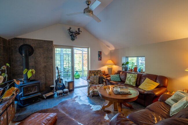 Building Photo - 1540 Chem. Michel