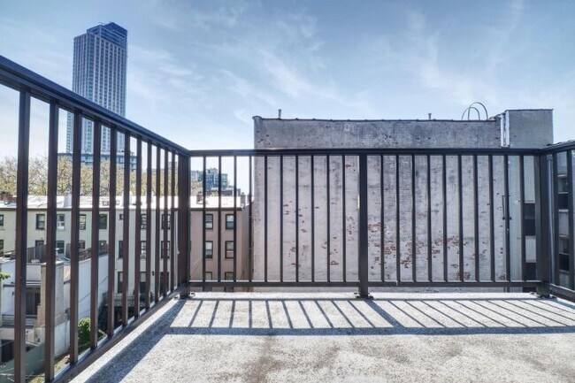Building Photo - 21-10 44th Dr