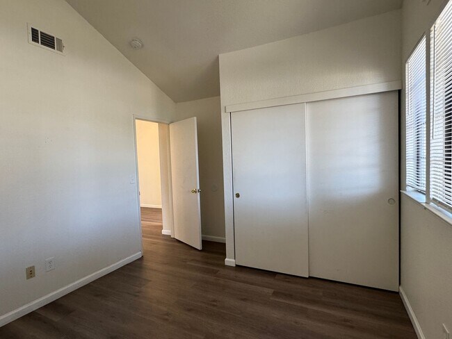 Foto del edificio - Three Bed, Two Bath Home with a Two Car Garage