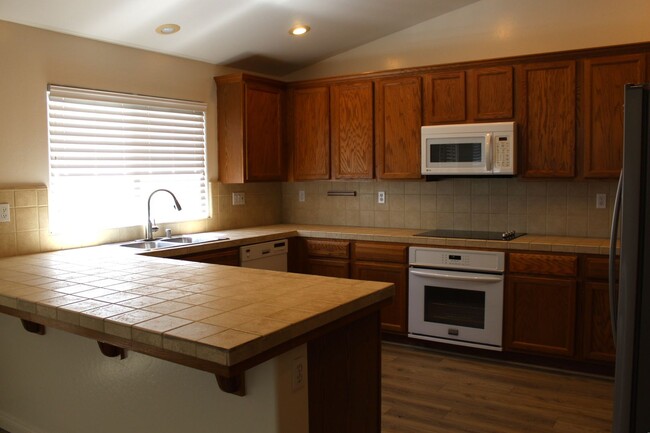 Foto del edificio - Home in Northwest Bakersfield with Solar!