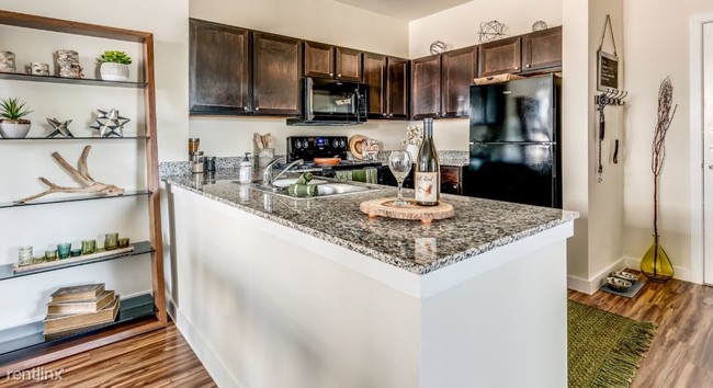 Building Photo - 2 br, 2 bath Apartment - 2900 Broadmoor Dr