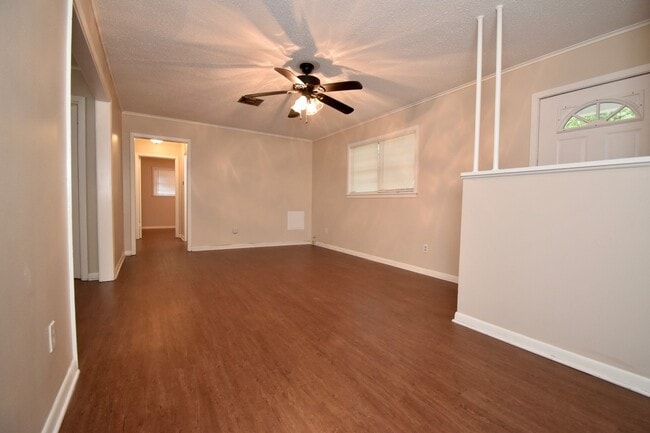 Building Photo - 3 Bedroom 1 Bath with lots of Updates!