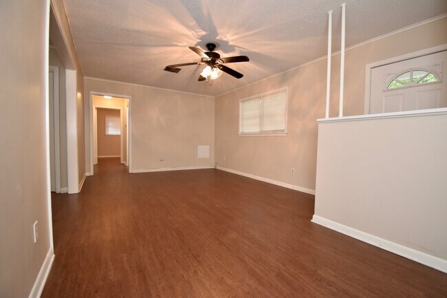 Foto del edificio - 3 Bedroom 1 Bath with lots of Updates!