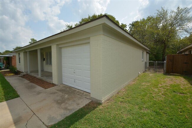 Building Photo - 5525 Volder Dr