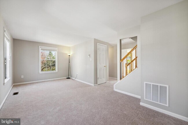 Foto del edificio - 9027 White Rose Ln
