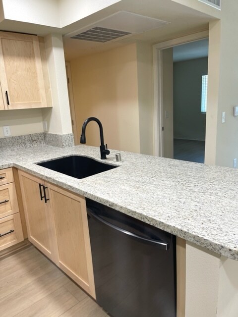 Black Stainless Steel Dishwasher - 436 S Marengo Ave