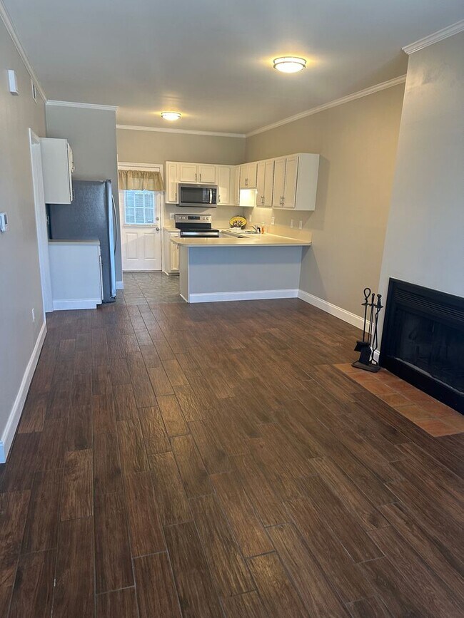 Foto del edificio - NEWLY RENOVATED, GREAT LOCATION NOW LEASING!