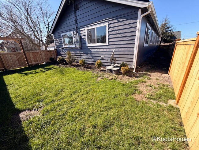 Building Photo - 1215 Skagit St