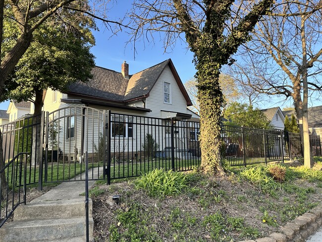 Foto del edificio - 2350 Indiana Ave