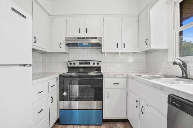 Foto del edificio - 3741 Woodford Ave NW