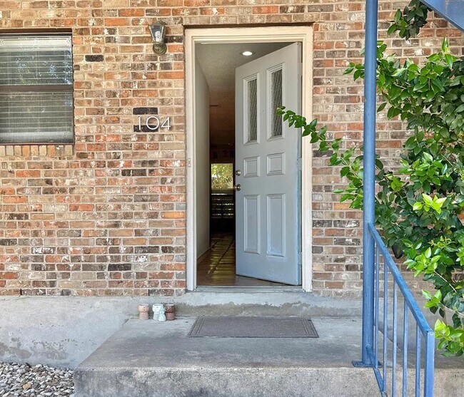 Foto del edificio - 1404 Norwalk Ln